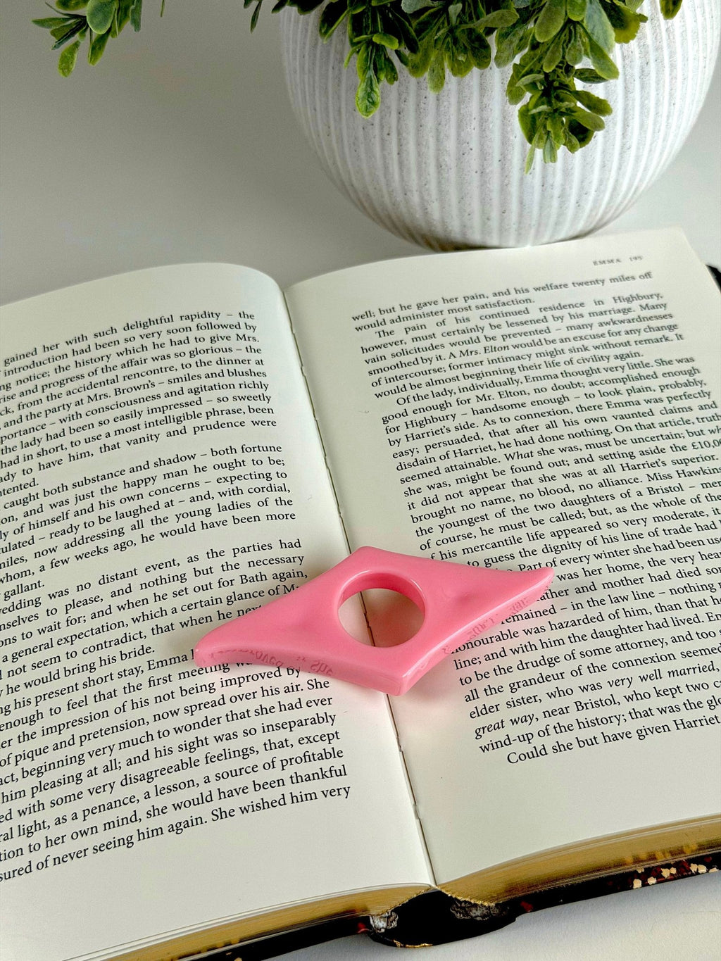 Classic Acrylic Finger Page Holder Ring – One-Hand Reading Accessory Page Holder La Vie Bien Classic Acrylic Finger Page Holder Ring – One-Hand Reading Accessory