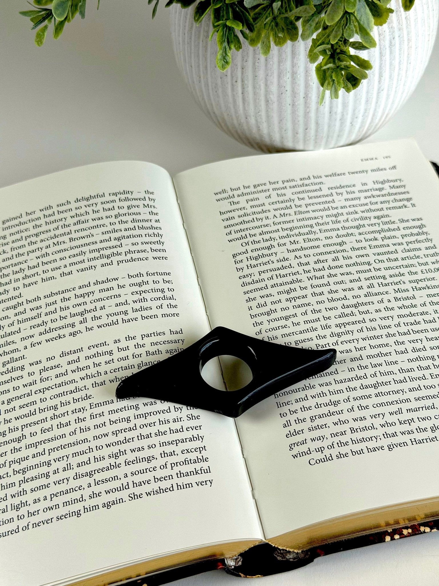 Classic Acrylic Finger Page Holder Ring – One-Hand Reading Accessory Page Holder La Vie Bien Classic Acrylic Finger Page Holder Ring – One-Hand Reading Accessory