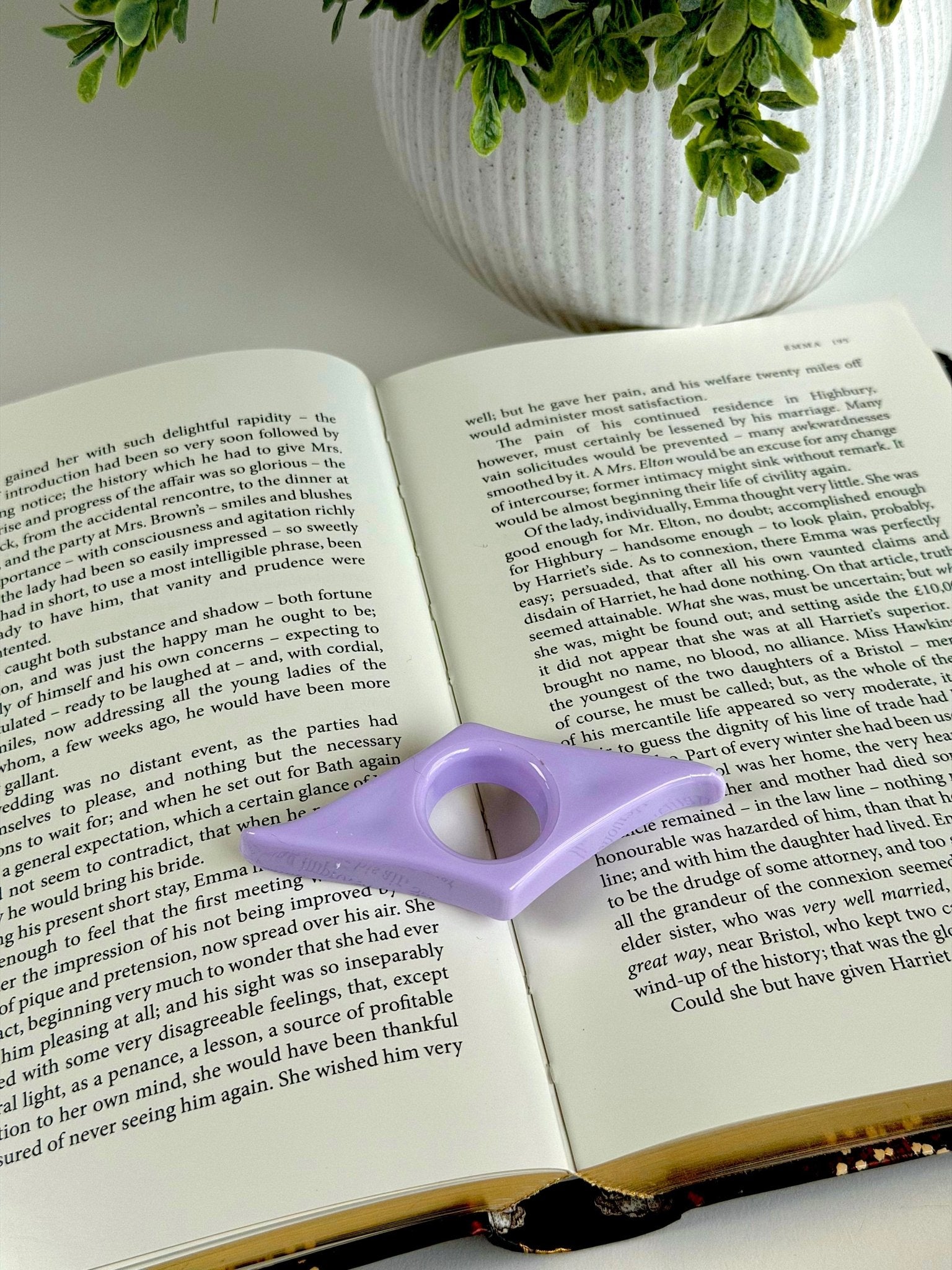 Classic Acrylic Finger Page Holder Ring – One-Hand Reading Accessory Page Holder La Vie Bien Classic Acrylic Finger Page Holder Ring – One-Hand Reading Accessory