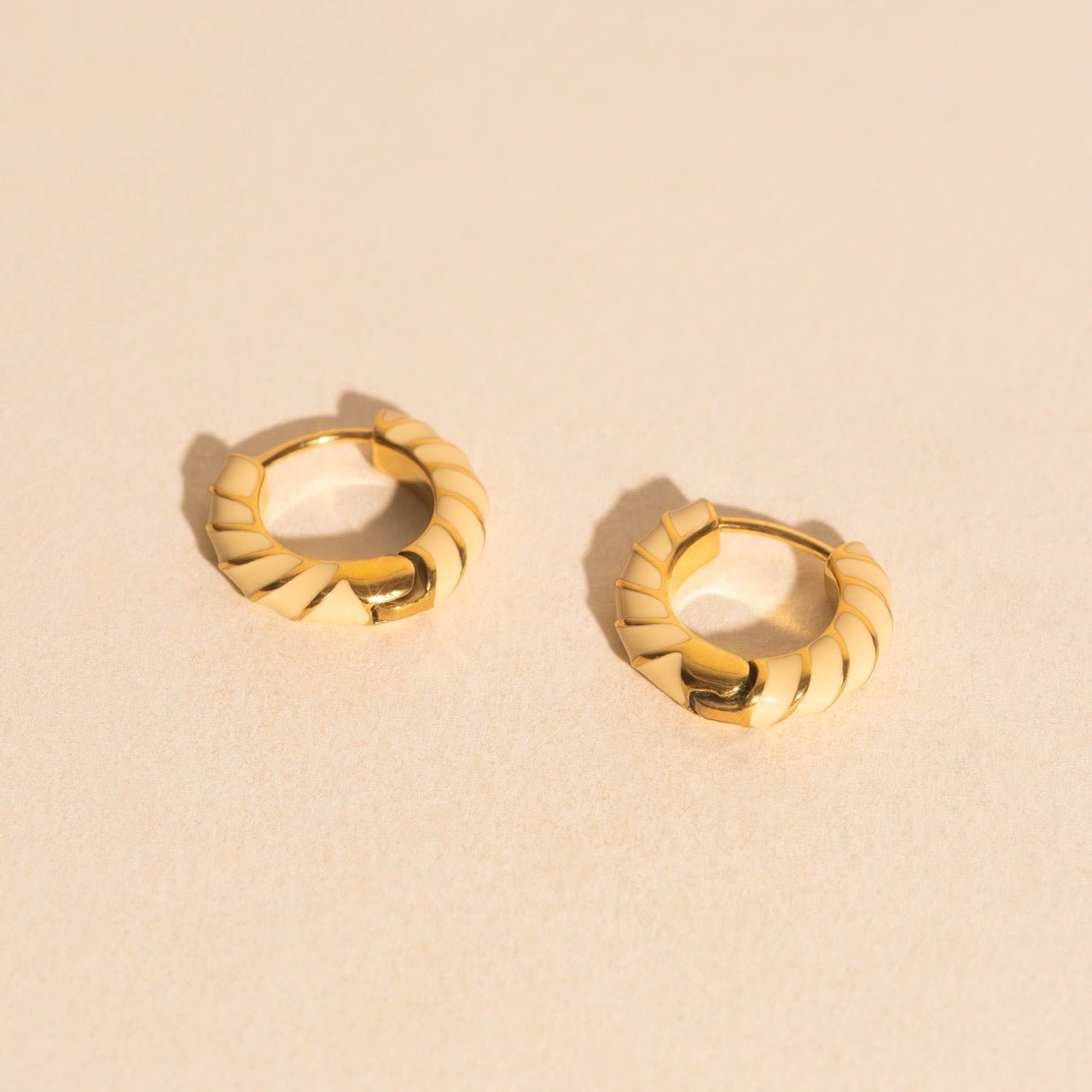 Color Chunky Rounded Huggie Hoop Earrings Earrings La Vie Bien Color Chunky Rounded Huggie Hoop Earrings