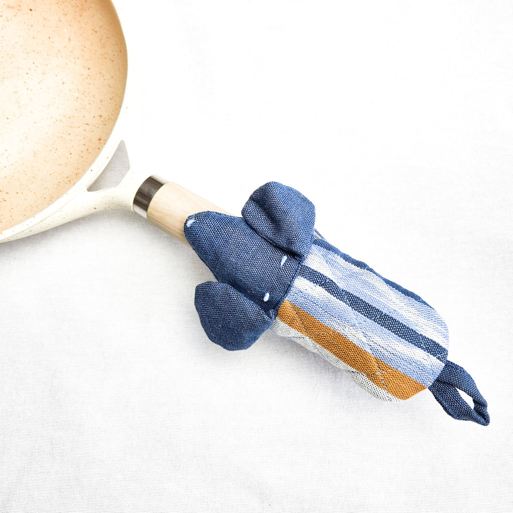 Dog Skillet Handle Holder Kitchen - Linens La Vie Bien Dog Skillet Handle Holder