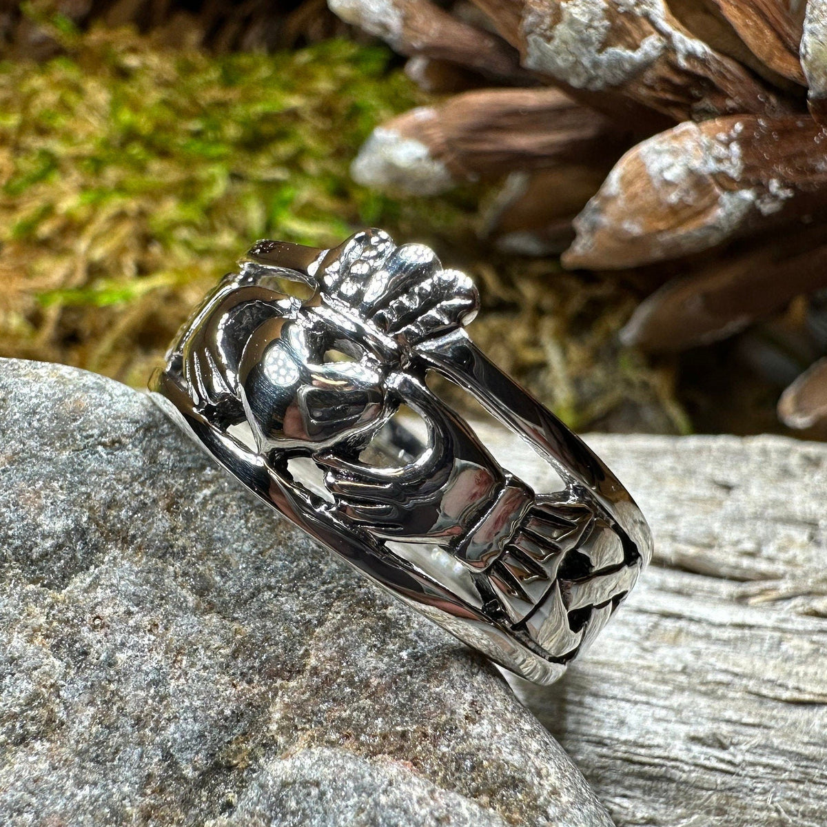 Eternally Celtic Claddagh Band Ring Ring La Vie Bien Eternally Celtic Claddagh Band Ring