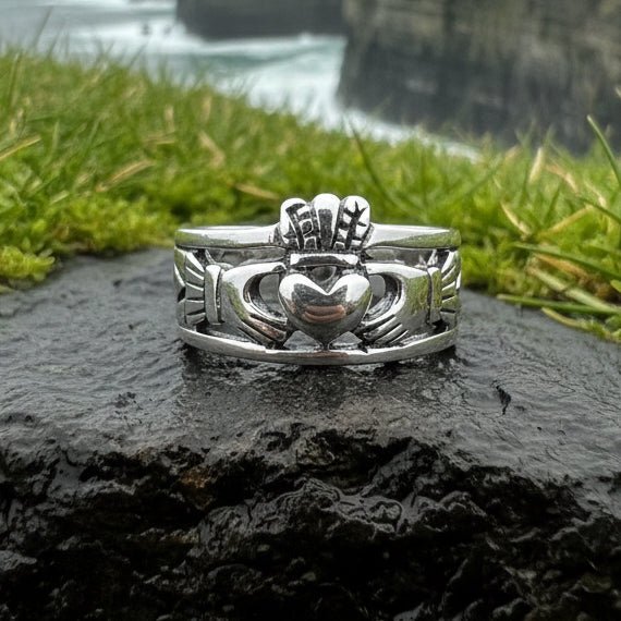 Eternally Celtic Claddagh Band Ring Ring La Vie Bien Eternally Celtic Claddagh Band Ring