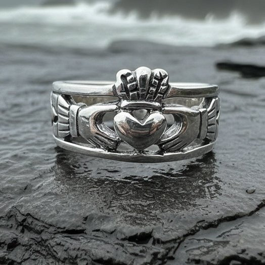 Eternally Celtic Claddagh Band Ring Ring La Vie Bien Eternally Celtic Claddagh Band Ring