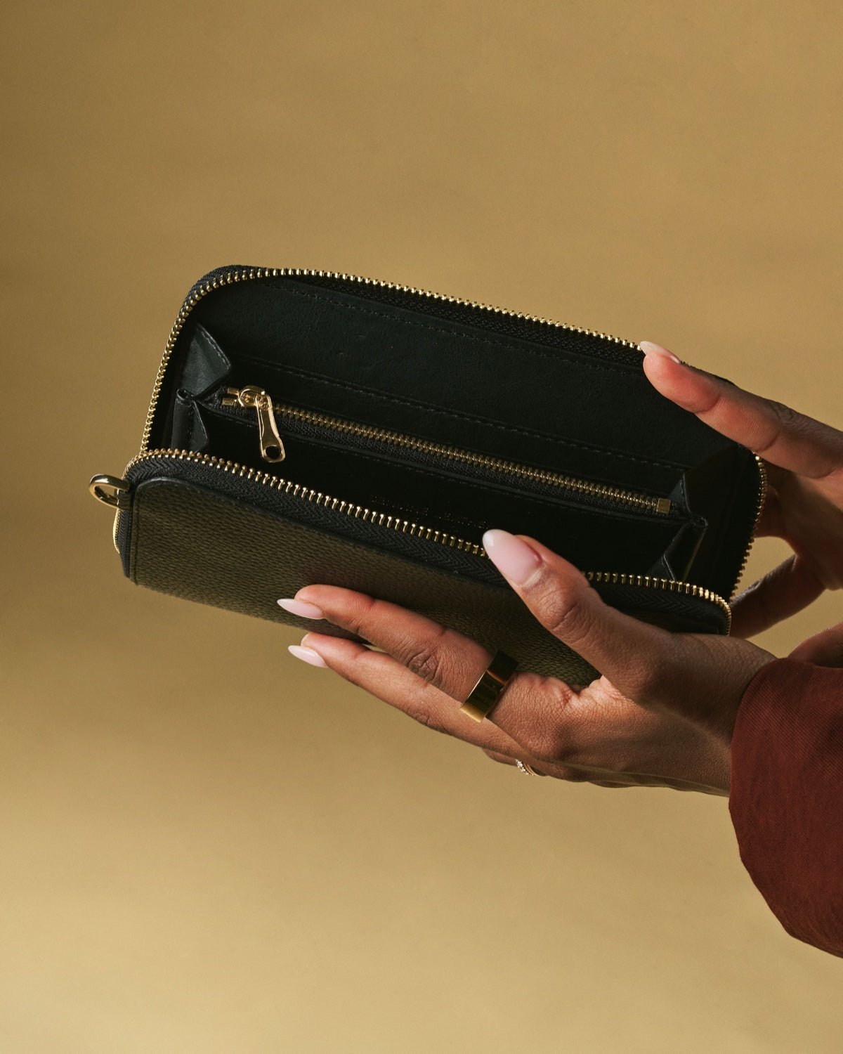 Giada (black) - Italian women's crossbody phone wallet with shoulder strap wallets La Vie Bien Giada (black) - Italian women's crossbody phone wallet with shoulder strap
