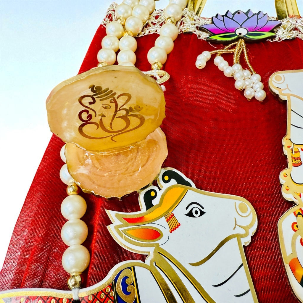 Gift Combo - Pearl & Pichwai Lari with Shubh Labh & Resin Ganesha in Tissue Fabric Bag La Vie Bien Gift Combo - Pearl & Pichwai Lari with Shubh Labh & Resin Ganesha in Tissue Fabric Bag