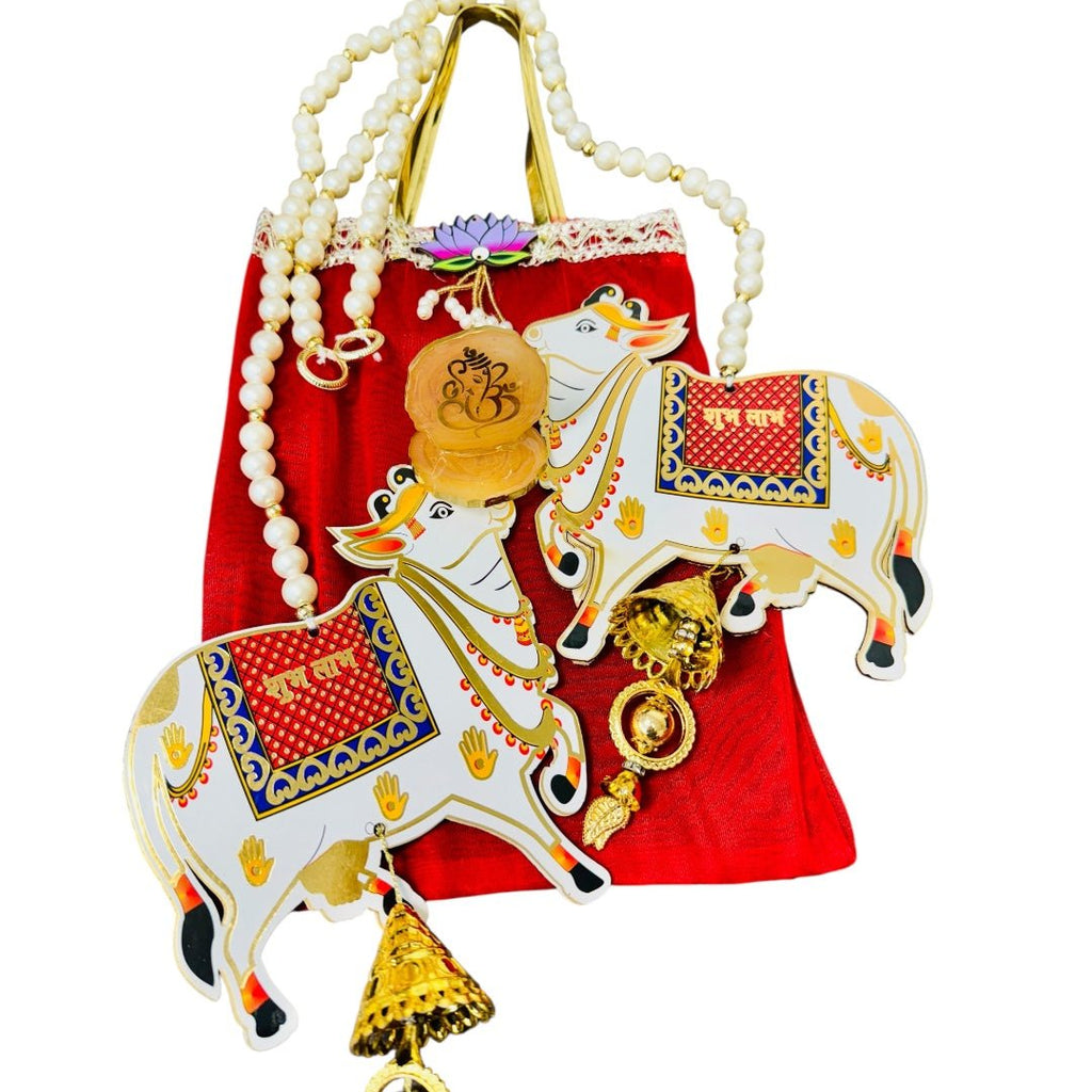 Gift Combo - Pearl & Pichwai Lari with Shubh Labh & Resin Ganesha in Tissue Fabric Bag La Vie Bien Gift Combo - Pearl & Pichwai Lari with Shubh Labh & Resin Ganesha in Tissue Fabric Bag