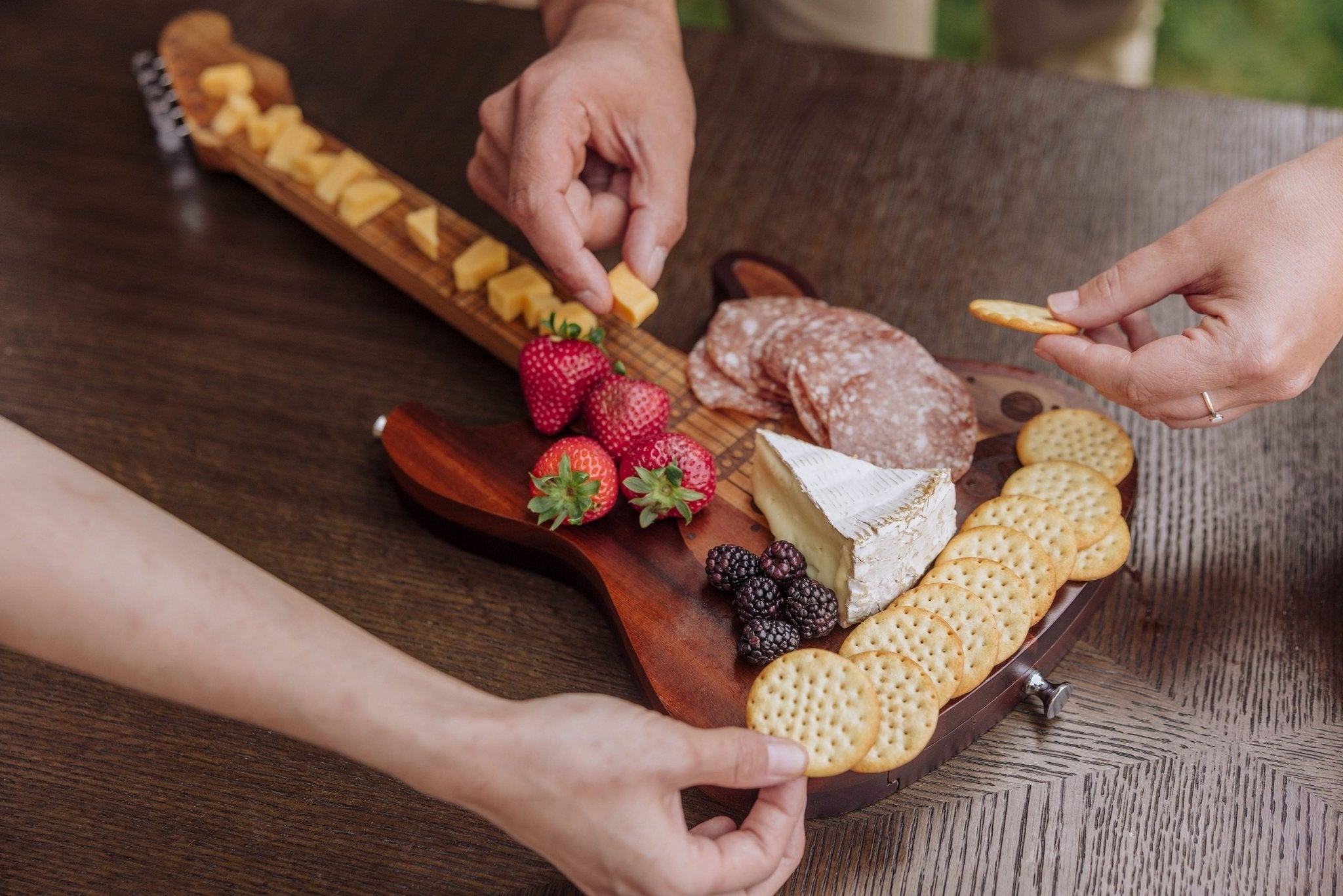 Guitar Legend Cheese Board & Tools Set Core La Vie Bien Guitar Legend Cheese Board & Tools Set