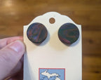 Boucles d'oreilles à tige circulaires en argile polymère arc-en-ciel foncé, bijoux faits à la main parfaits pour offrir, fabriqués dans le Michigan, aux États-Unis. Pour oreilles percées.