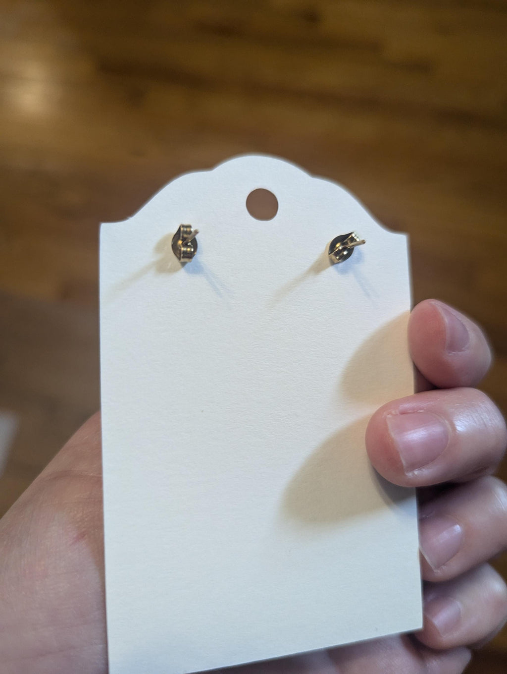Boucles d'oreilles à tige circulaires en argile polymère arc-en-ciel foncé, bijoux faits à la main parfaits pour offrir, fabriqués dans le Michigan, aux États-Unis. Pour oreilles percées.
