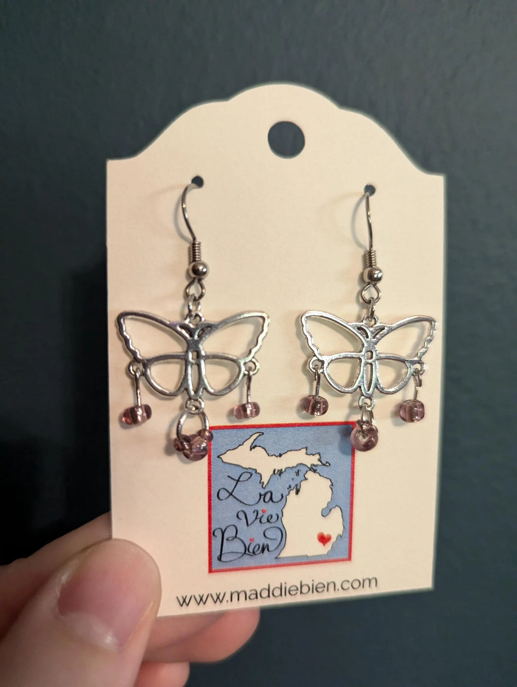 Lila silberne Schmetterlingsohrringe mit Perlen für durchbohrte Ohren, handgefertigter Schmuck, Geschenk, La Vie Bien