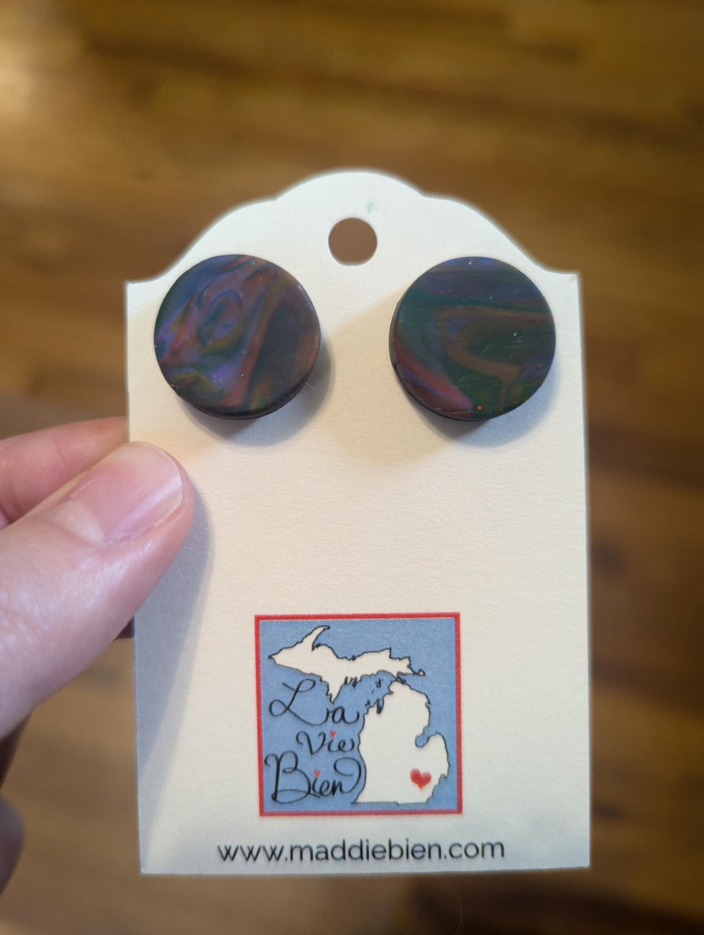 Boucles d'oreilles à tige circulaires en argile polymère arc-en-ciel foncé, bijoux faits à la main parfaits pour offrir, fabriqués dans le Michigan, aux États-Unis. Pour oreilles percées.