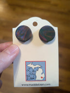 Boucles d'oreilles à tige circulaires en argile polymère arc-en-ciel foncé, bijoux faits à la main parfaits pour offrir, fabriqués dans le Michigan, aux États-Unis. Pour oreilles percées.
