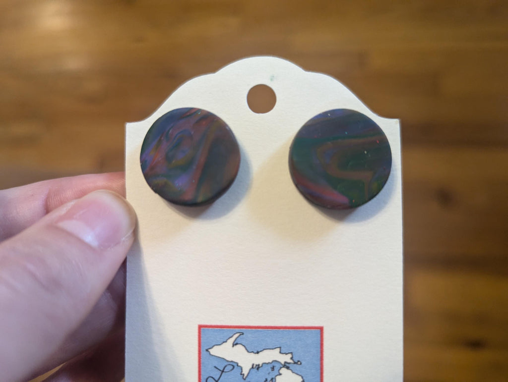 Boucles d'oreilles à tige circulaires en argile polymère arc-en-ciel foncé, bijoux faits à la main parfaits pour offrir, fabriqués dans le Michigan, aux États-Unis. Pour oreilles percées.