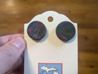 Boucles d'oreilles à tige circulaires en argile polymère arc-en-ciel foncé, bijoux faits à la main parfaits pour offrir, fabriqués dans le Michigan, aux États-Unis. Pour oreilles percées.