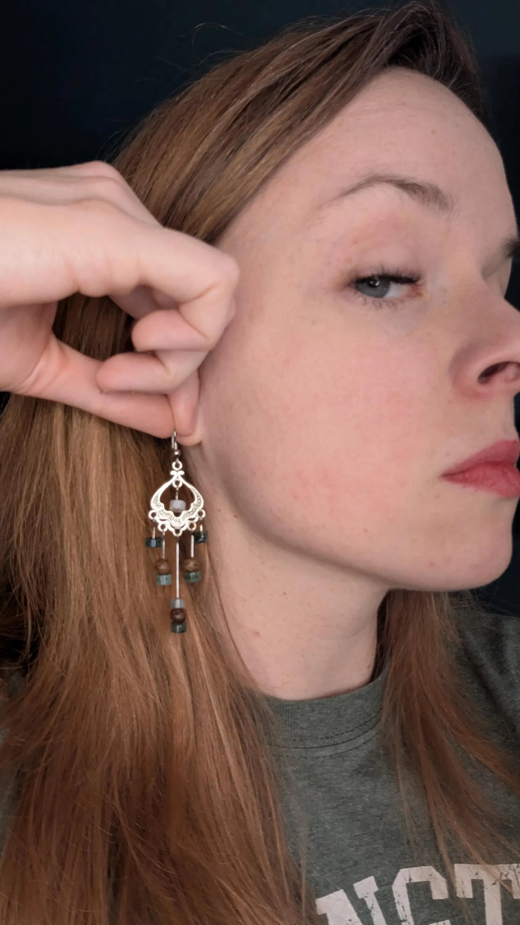 Boucles d'oreilles pendantes en perles de pierre vertes, marron et blanches, fabriquées à la main dans le Michigan, aux États-Unis. Pour oreilles percées. Bohème, élégante, habillée, La Vie Bien