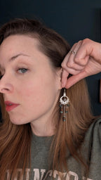 Boucles d'oreilles pendantes en perles de pierre vertes, marron et blanches, fabriquées à la main dans le Michigan, aux États-Unis. Pour oreilles percées. Bohème, élégante, habillée, La Vie Bien