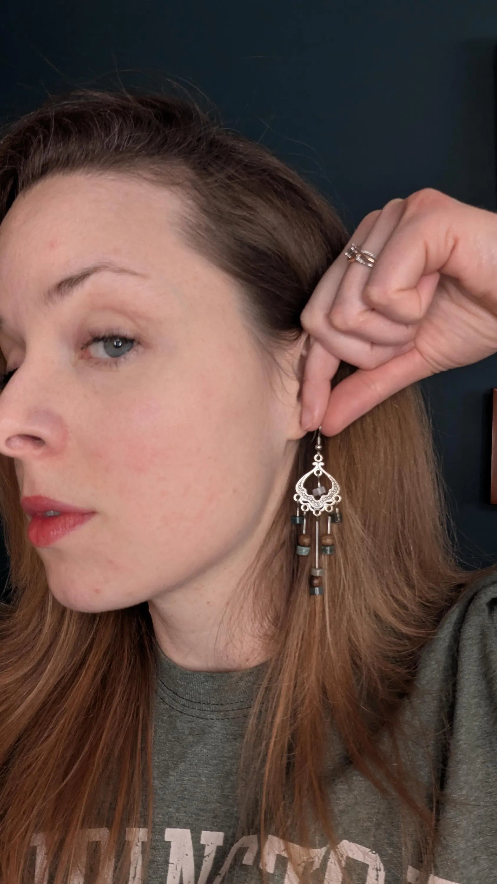 Boucles d'oreilles pendantes en perles de pierre vertes, marron et blanches, fabriquées à la main dans le Michigan, aux États-Unis. Pour oreilles percées. Bohème, élégante, habillée, La Vie Bien