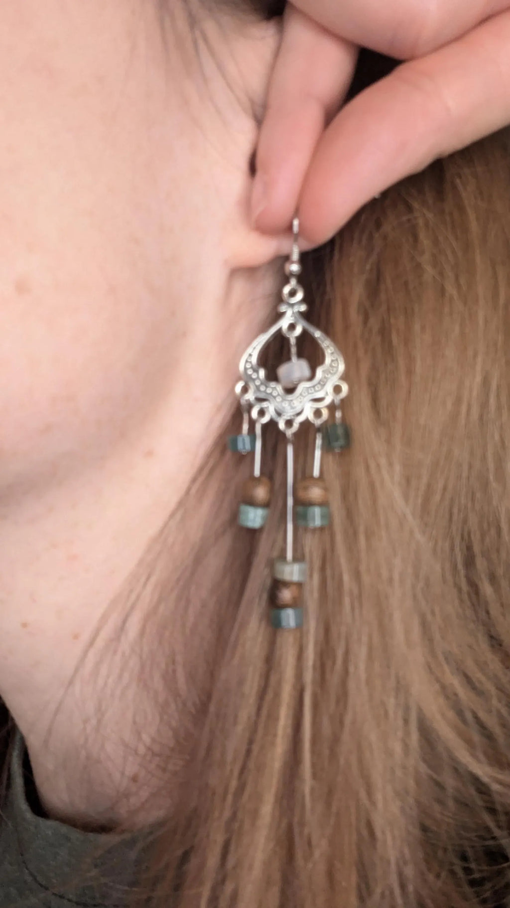 Boucles d'oreilles pendantes en perles de pierre vertes, marron et blanches, fabriquées à la main dans le Michigan, aux États-Unis. Pour oreilles percées. Bohème, élégante, habillée, La Vie Bien
