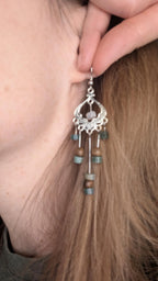 Boucles d'oreilles pendantes en perles de pierre vertes, marron et blanches, fabriquées à la main dans le Michigan, aux États-Unis. Pour oreilles percées. Bohème, élégante, habillée, La Vie Bien