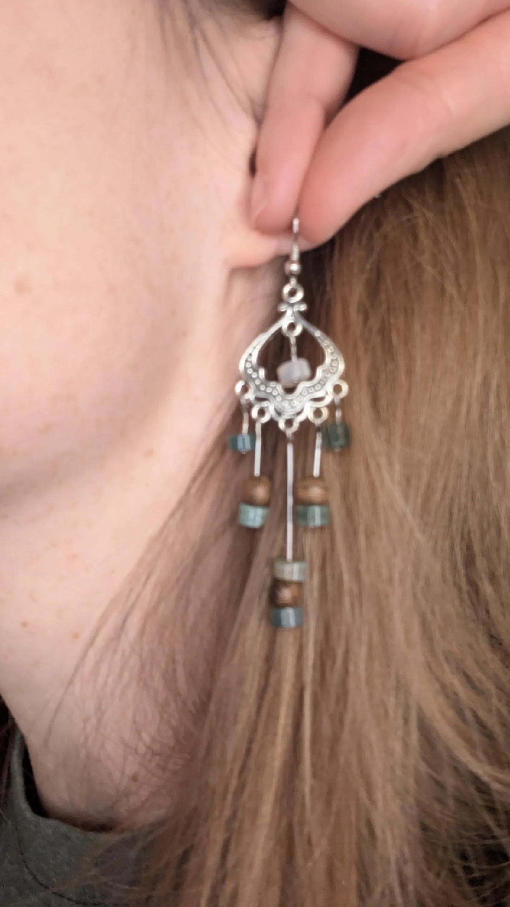 Boucles d'oreilles pendantes en perles de pierre vertes, marron et blanches, fabriquées à la main dans le Michigan, aux États-Unis. Pour oreilles percées. Bohème, élégante, habillée, La Vie Bien