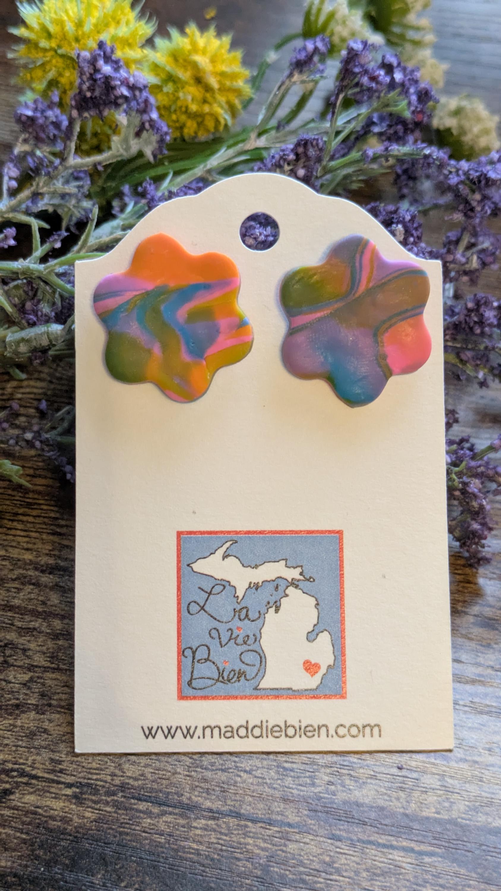 Boucles d'oreilles à tige en forme de fleur aux couleurs vives, pour oreilles percées, bijoux faits à la main parfaits pour offrir, fabriqués dans le Michigan, aux États-Unis. Jaune, bleu et rose