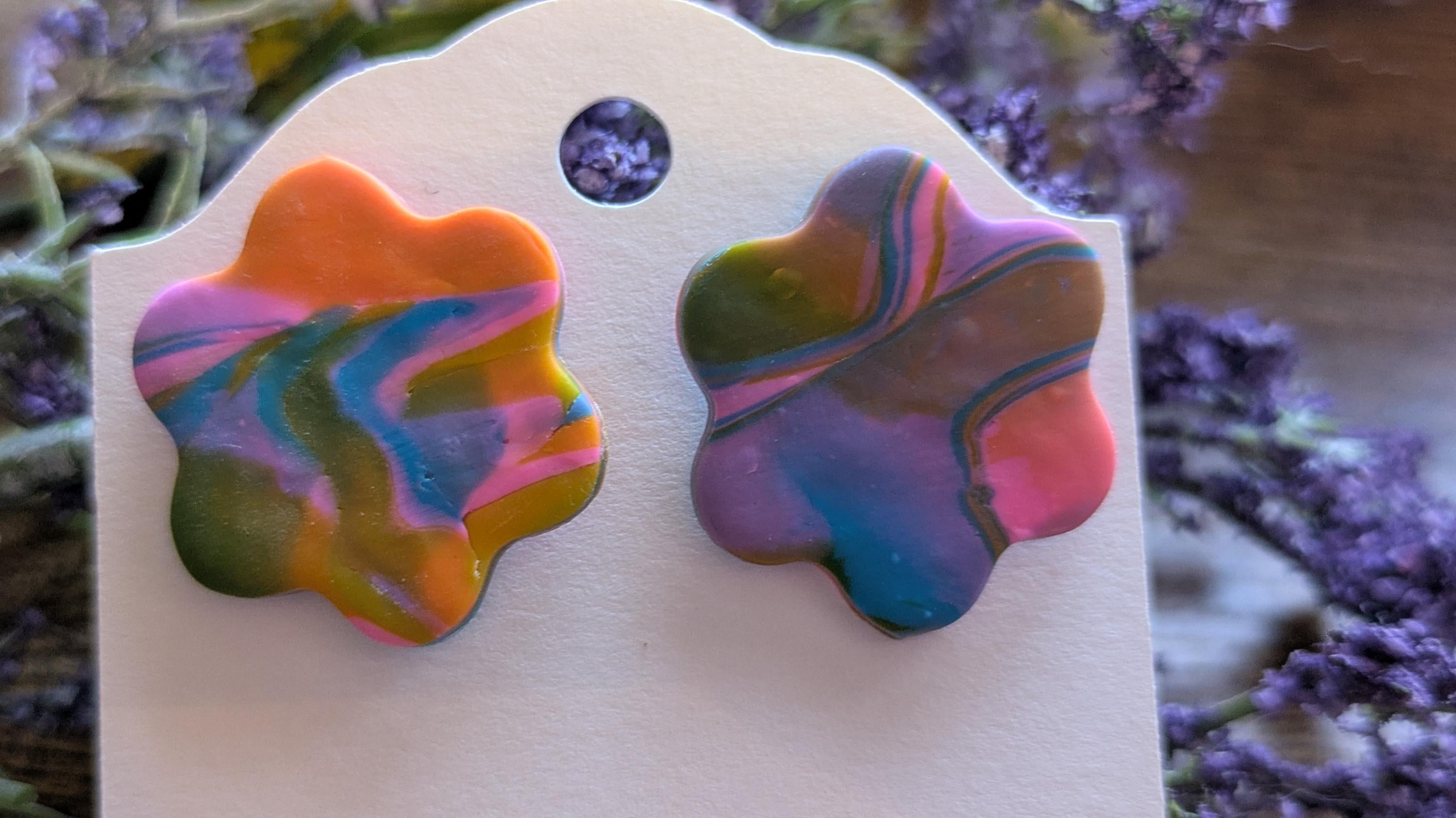 Boucles d'oreilles à tige en forme de fleur aux couleurs vives, pour oreilles percées, bijoux faits à la main parfaits pour offrir, fabriqués dans le Michigan, aux États-Unis. Jaune, bleu et rose