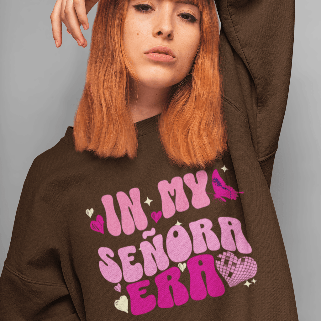 In My Señora Era Latina Mom Comfy Crewneck Sweater | Funny Viral Latino | 3 Colors Sweatshirt La Vie Bien In My Señora Era Latina Mom Comfy Crewneck Sweater | Funny Viral Latino | 3 Colors