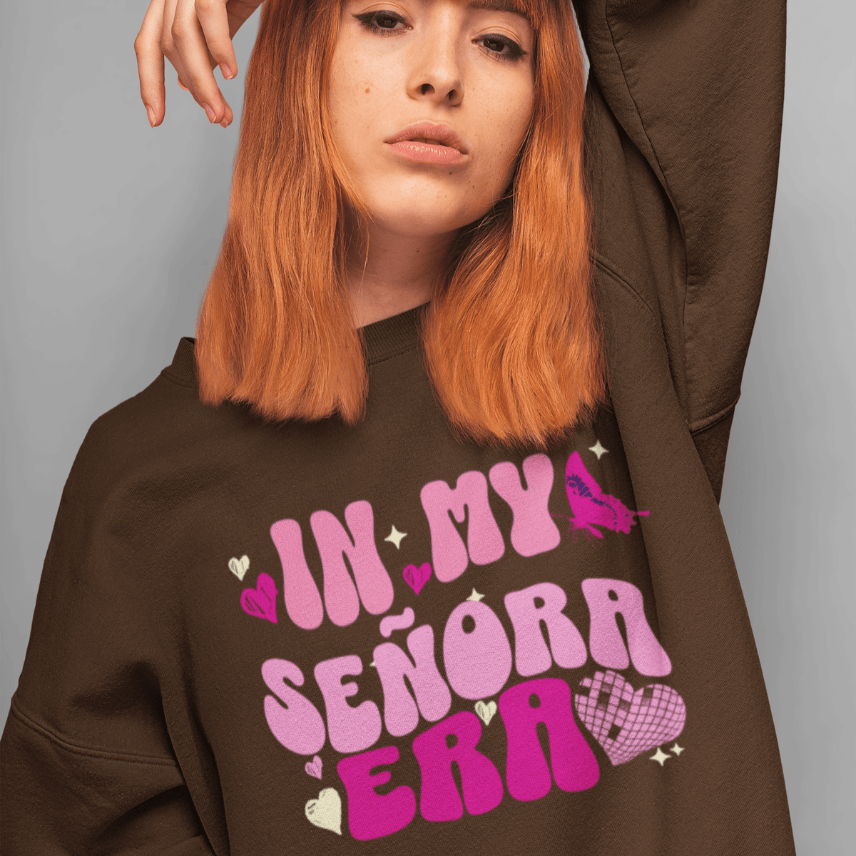 In My Señora Era Latina Mom Comfy Crewneck Sweater | Funny Viral Latino | 3 Colors Sweatshirt La Vie Bien In My Señora Era Latina Mom Comfy Crewneck Sweater | Funny Viral Latino | 3 Colors
