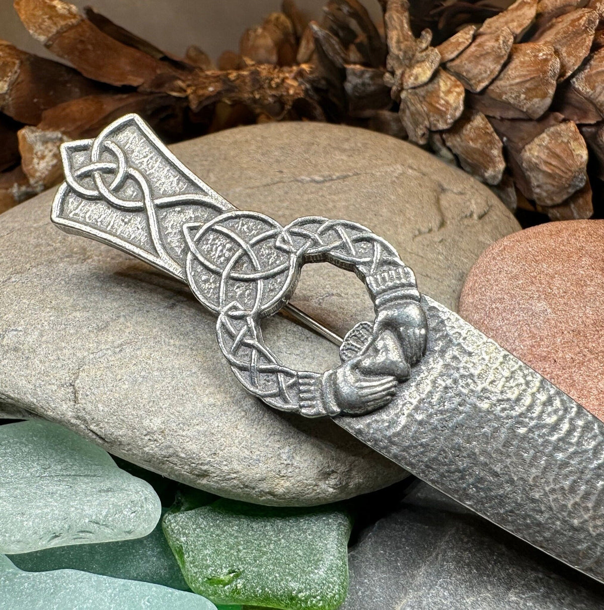 Irish Claddagh & Trinity Knot Kilt Pin Kilt Pin La Vie Bien Irish Claddagh & Trinity Knot Kilt Pin