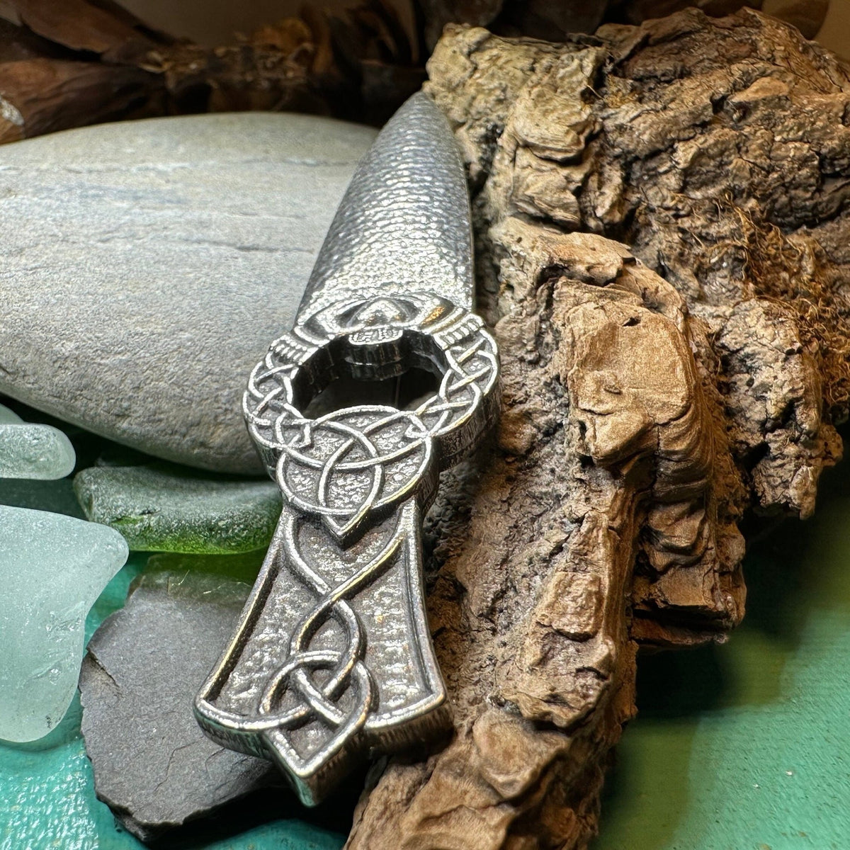 Irish Claddagh & Trinity Knot Kilt Pin Kilt Pin La Vie Bien Irish Claddagh & Trinity Knot Kilt Pin