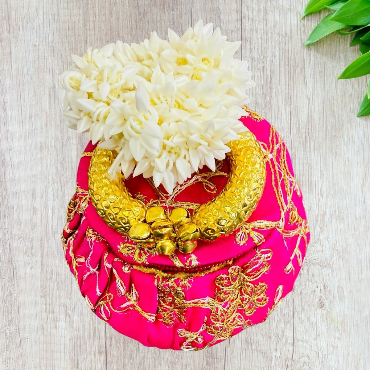 Karwachauth Party Gift - Golden Shell Bracelet, Gajra in Reusable Fabric Matki La Vie Bien Karwachauth Party Gift - Golden Shell Bracelet, Gajra in Reusable Fabric Matki