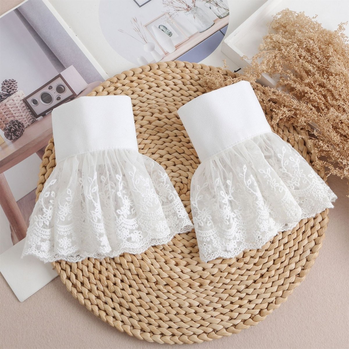 Lace Bell Cuff Sleeves (MAC419) La Vie Bien Lace Bell Cuff Sleeves (MAC419)