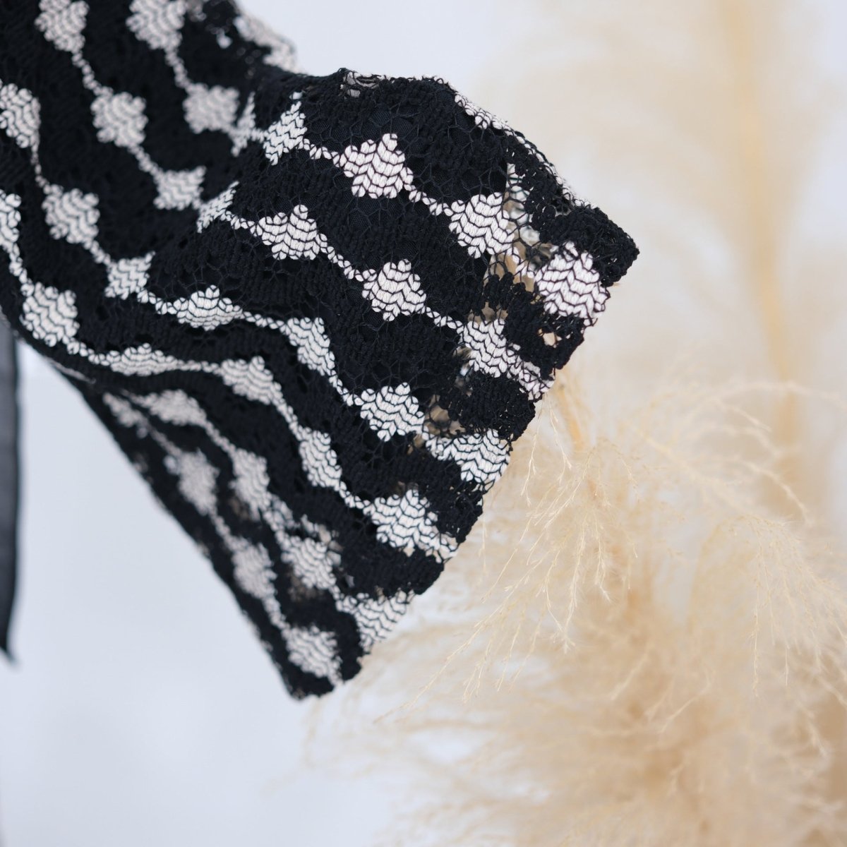 Openwork Lace Knit Open Abaya(MOA327) La Vie Bien Openwork Lace Knit Open Abaya(MOA327)