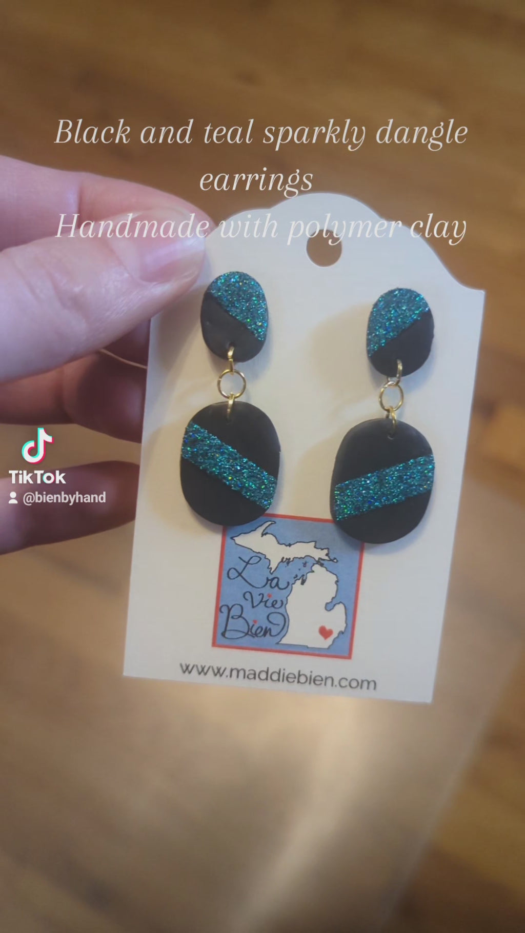 Boucles d'oreilles pendantes scintillantes noires et turquoise, pour oreilles percées. Bijoux faits main parfaits pour offrir, fabriqués dans le Michigan, aux États-Unis. La Vie Bien