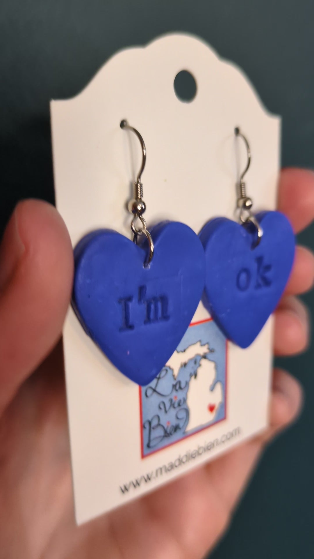 Boucles d'oreilles en pâte polymère I'm ok, pour oreilles percées. Bijoux faits main parfaits pour offrir, fabriqués dans le Michigan, USA. Cadeau rappelant la santé mentale