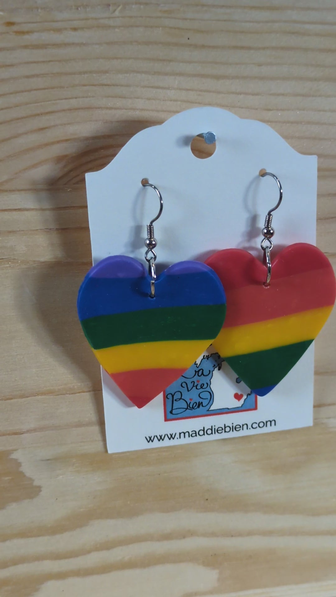 Boucles d'oreilles en pâte polymère en forme de cœur arc-en-ciel, pour oreilles percées. Bijoux faits main parfaits pour offrir, fabriqués dans le Michigan, aux États-Unis ! Colorés ! Dynamiques ! Joyeux