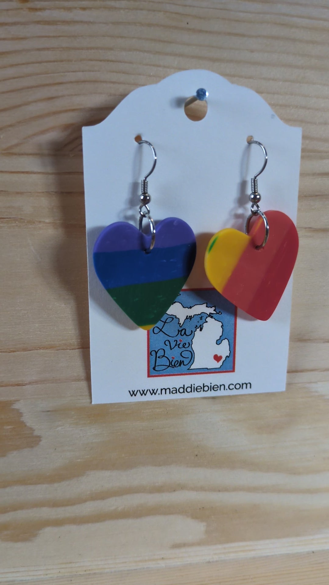 Boucles d'oreilles en pâte polymère en forme de cœur arc-en-ciel, pour oreilles percées, bijoux faits à la main parfaits pour offrir, fabriqués dans le Michigan, aux États-Unis. Coloré