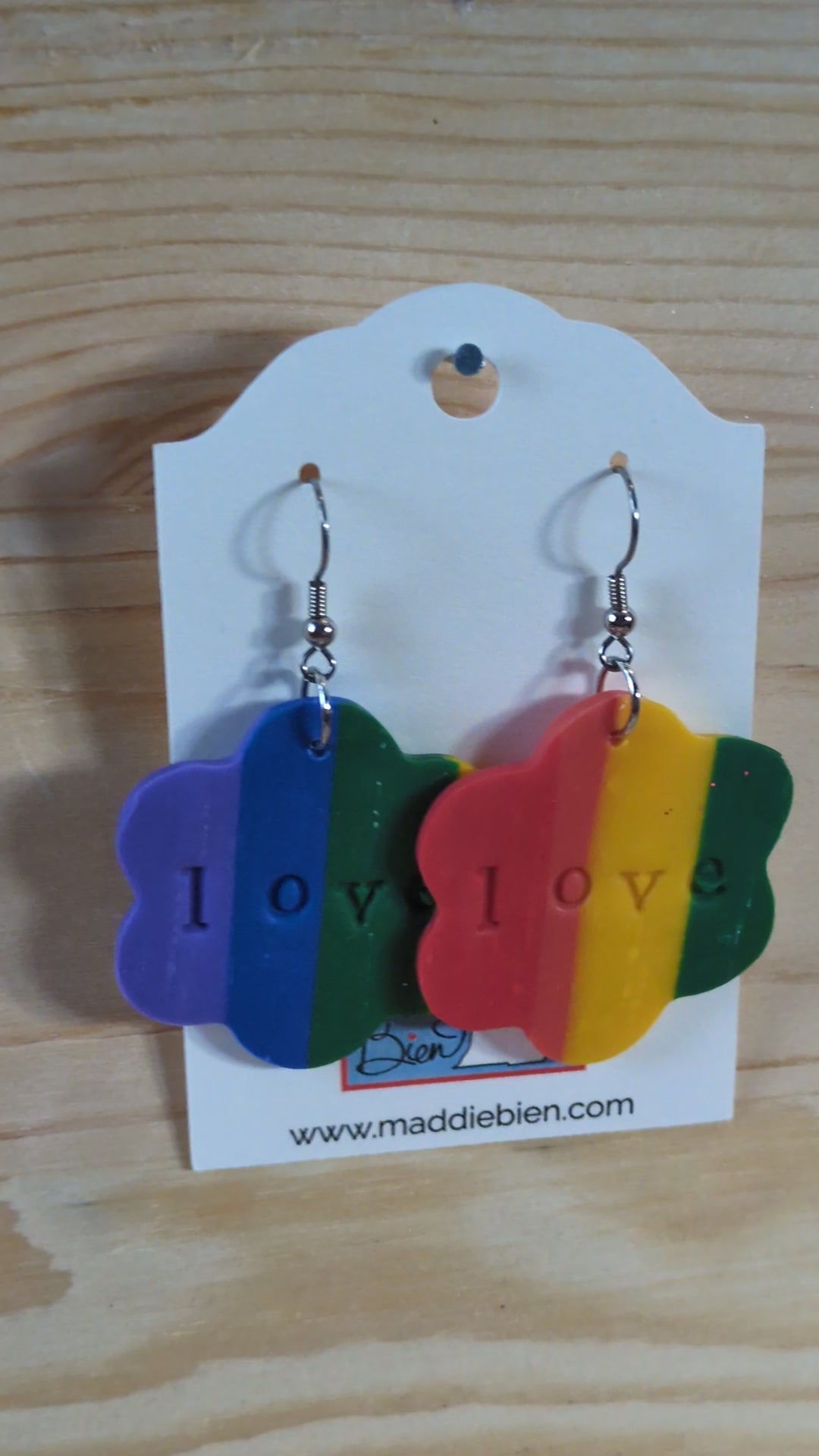 Boucles d'oreilles en argile polymère avec des fleurs arc-en-ciel ! Pour oreilles percées. Bijoux faits main parfaits pour offrir, fabriqués dans le Michigan, aux États-Unis. Colorés !