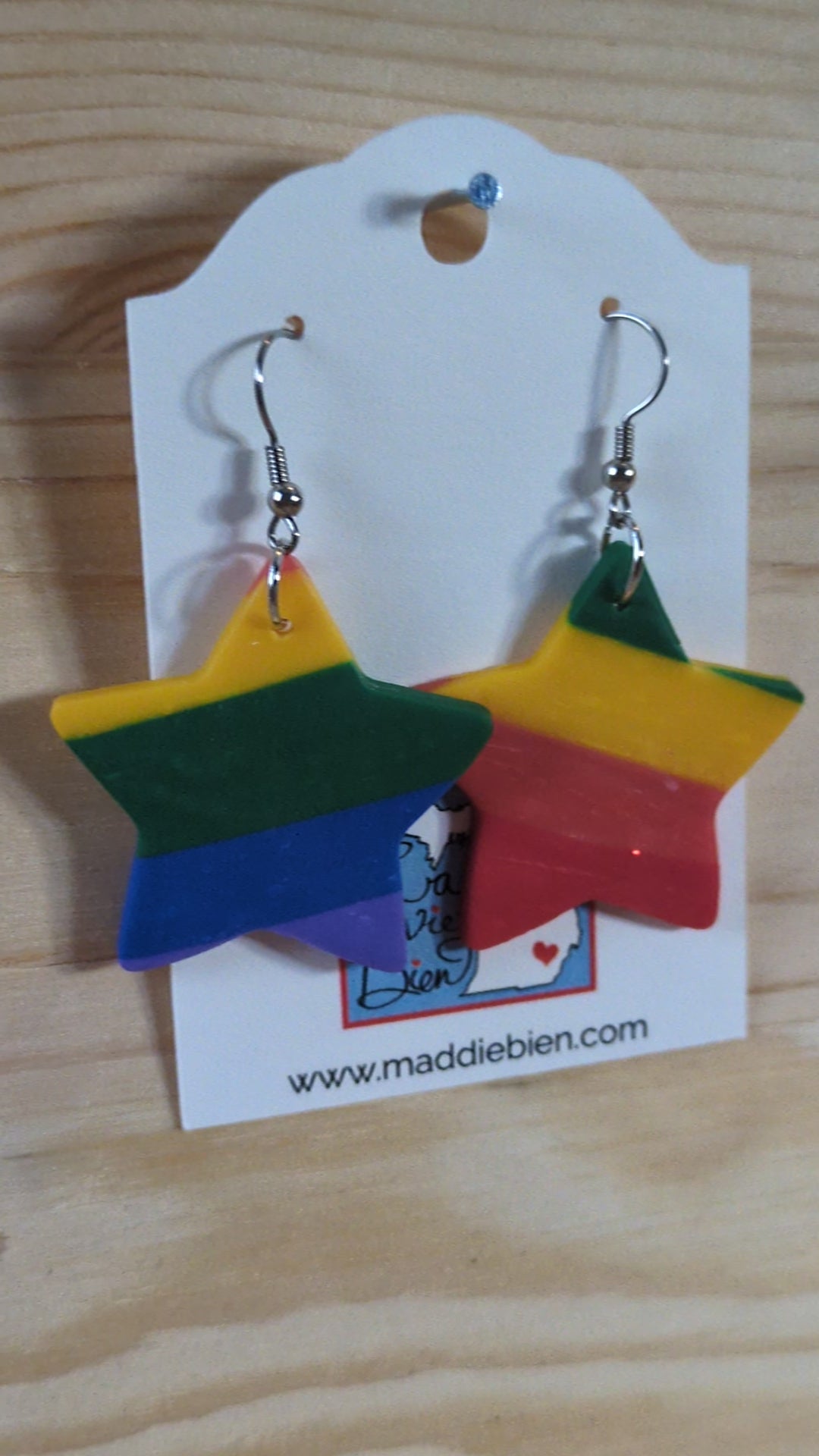 Boucles d'oreilles en pâte polymère en forme d'étoile arc-en-ciel pour oreilles percées ! Bijoux faits main parfaits pour offrir, fabriqués dans le Michigan, aux États-Unis. Ambiance joyeuse et colorée.