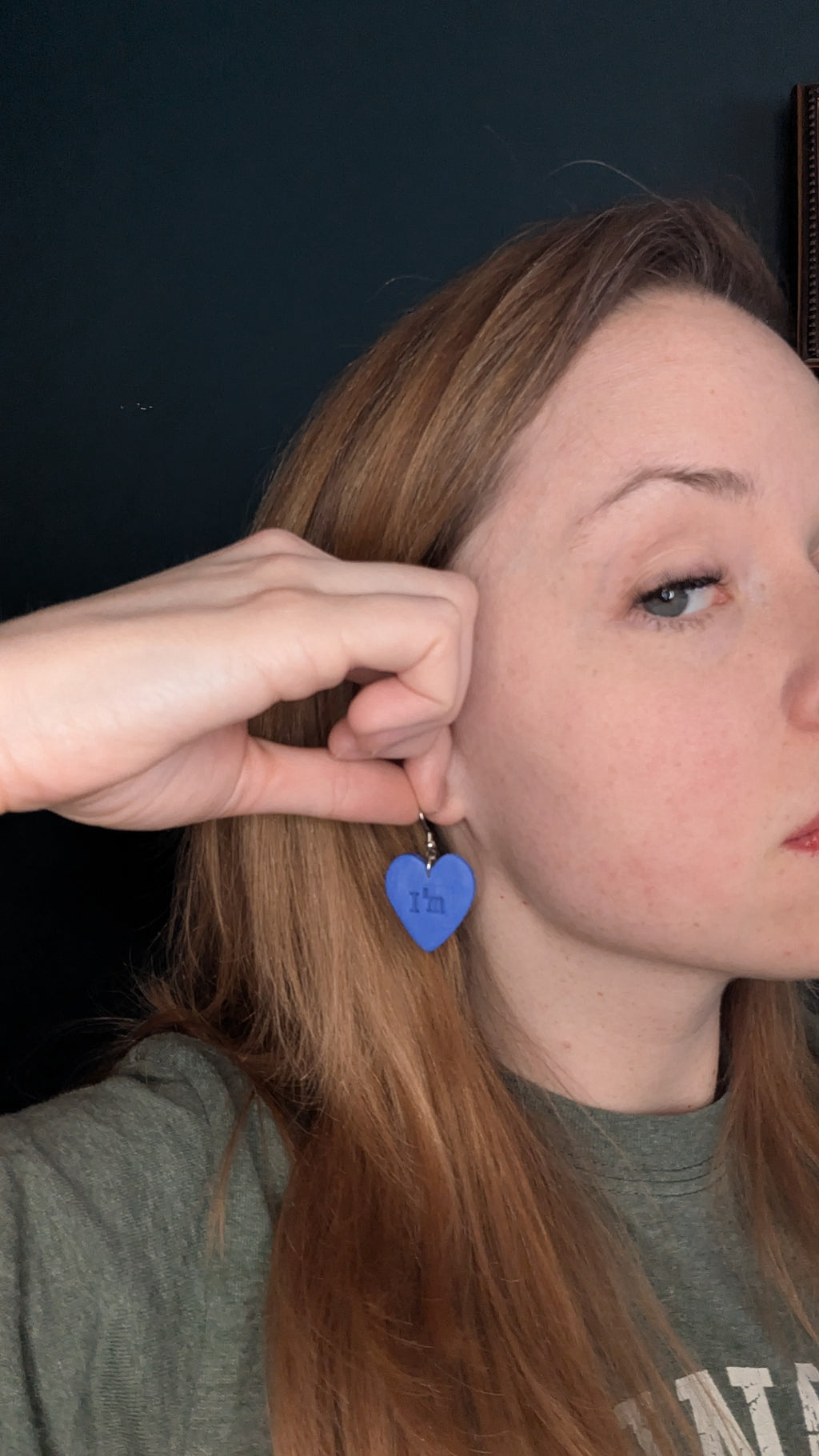 Boucles d'oreilles en pâte polymère I'm ok, pour oreilles percées. Bijoux faits main parfaits pour offrir, fabriqués dans le Michigan, USA. Cadeau rappelant la santé mentale