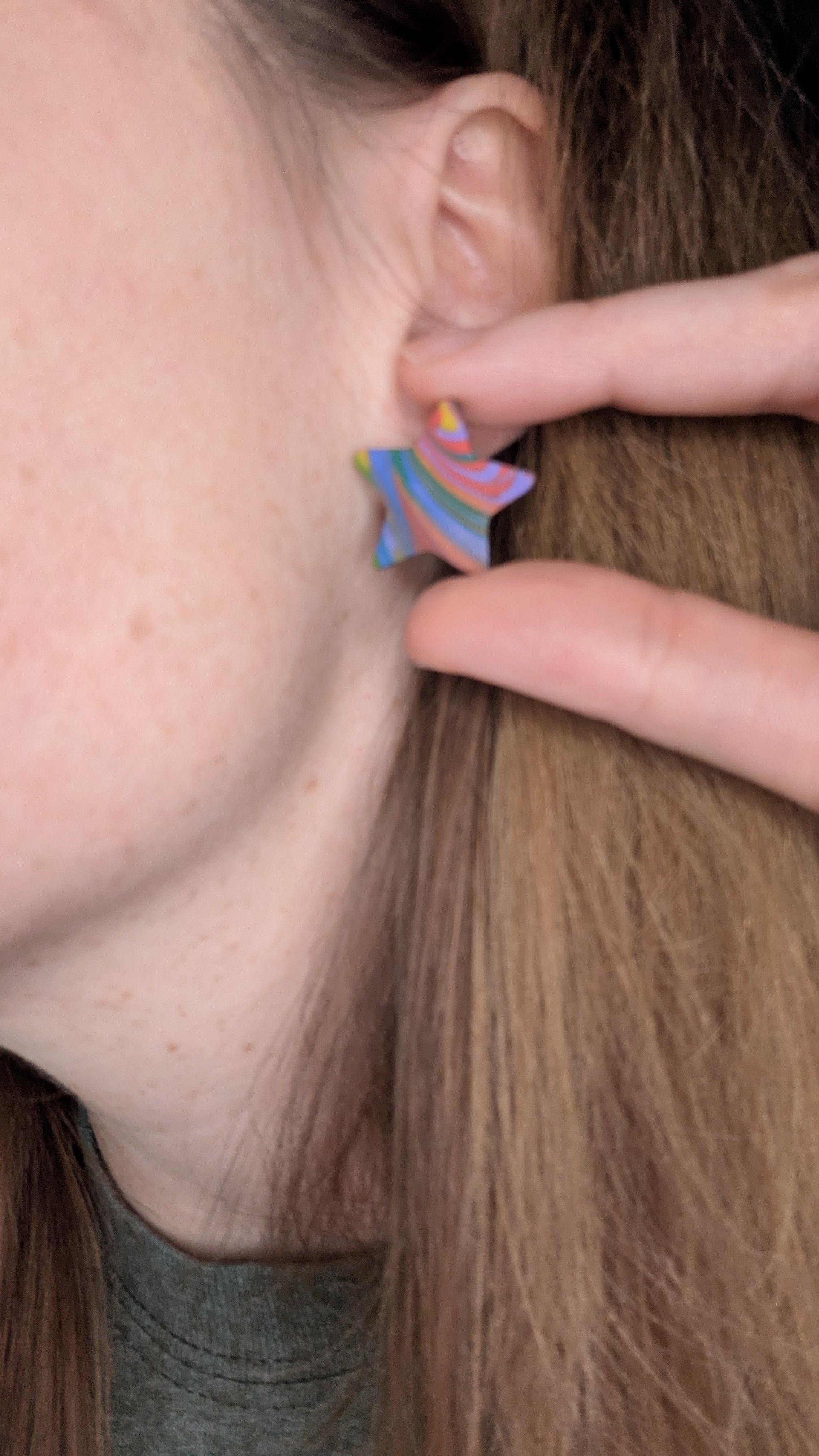 Boucles d'oreilles en pâte polymère à clous en forme d'étoile arc-en-ciel pour oreilles percées. Bijoux faits main parfaits pour offrir, fabriqués dans le Michigan, aux États-Unis