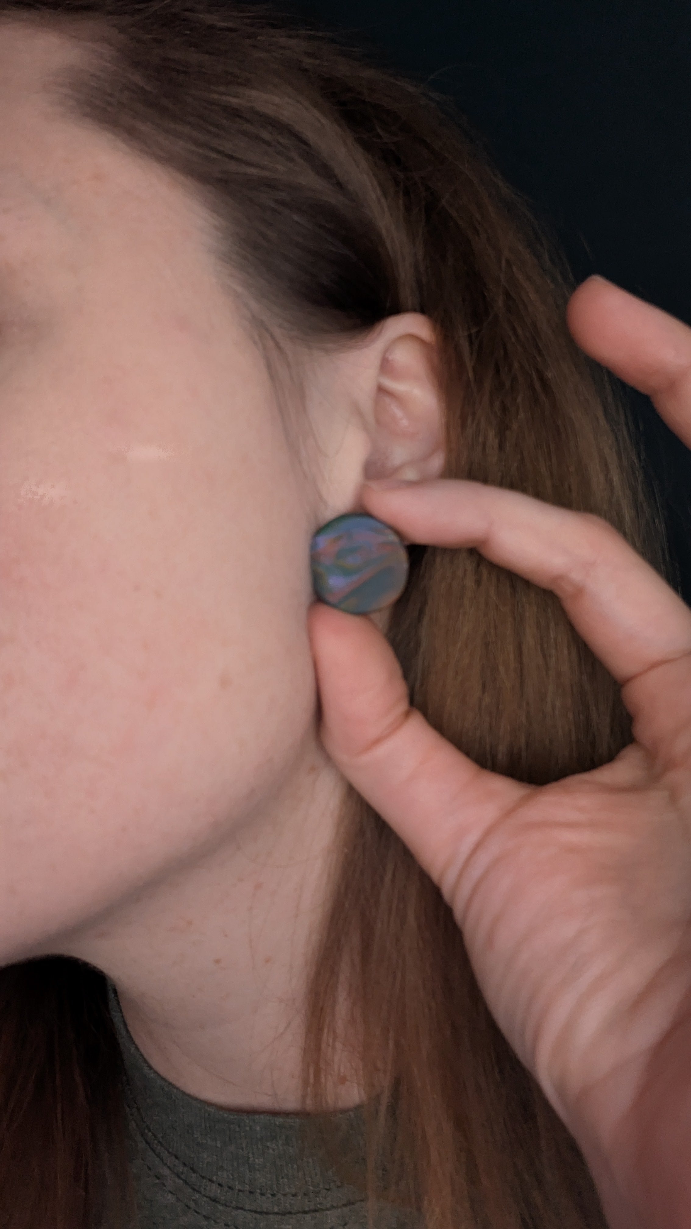 Boucles d'oreilles à tige circulaires en argile polymère arc-en-ciel foncé, bijoux faits à la main parfaits pour offrir, fabriqués dans le Michigan, aux États-Unis. Pour oreilles percées.