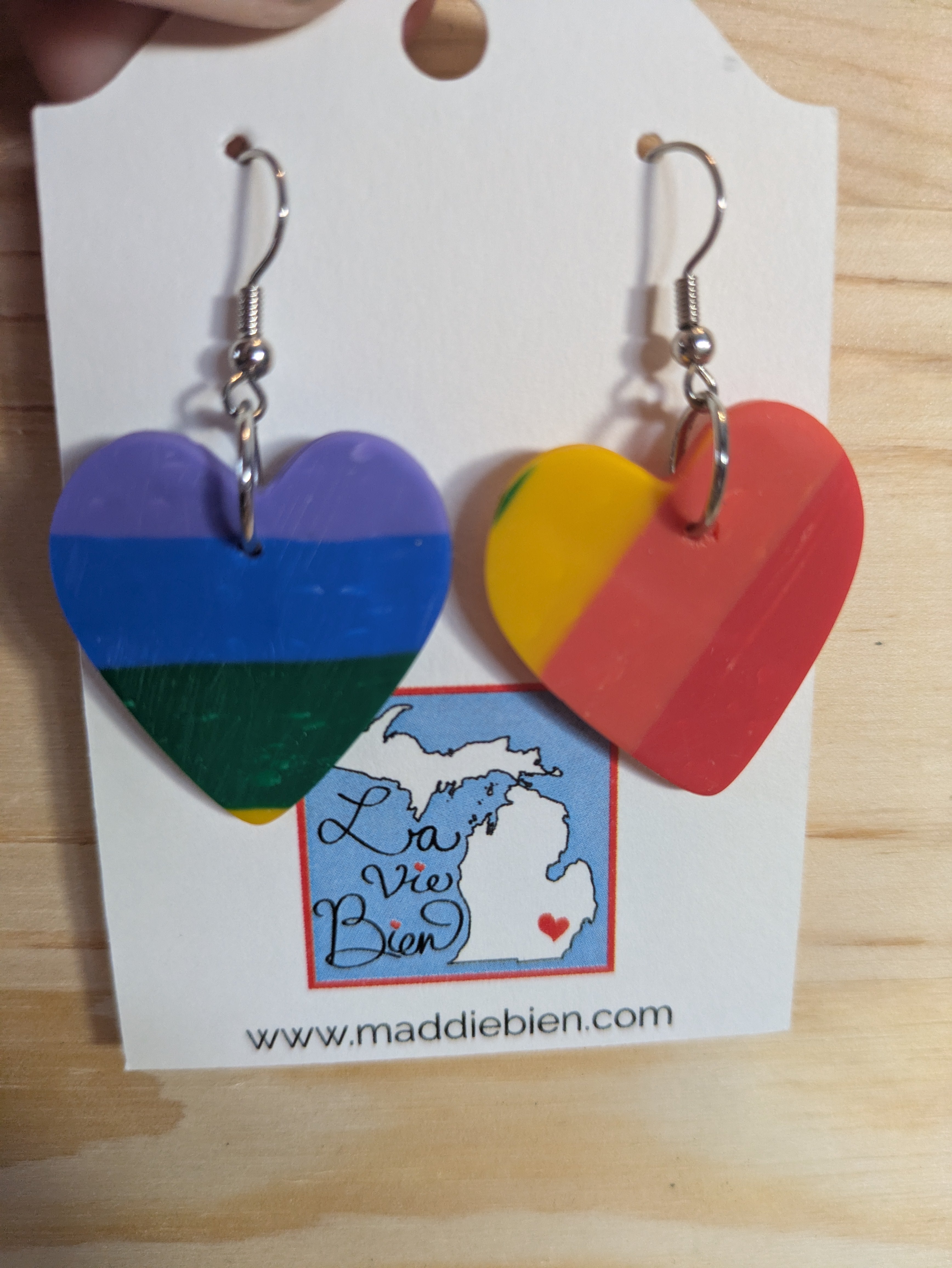 Boucles d'oreilles en pâte polymère en forme de cœur arc-en-ciel, pour oreilles percées, bijoux faits à la main parfaits pour offrir, fabriqués dans le Michigan, aux États-Unis. Coloré