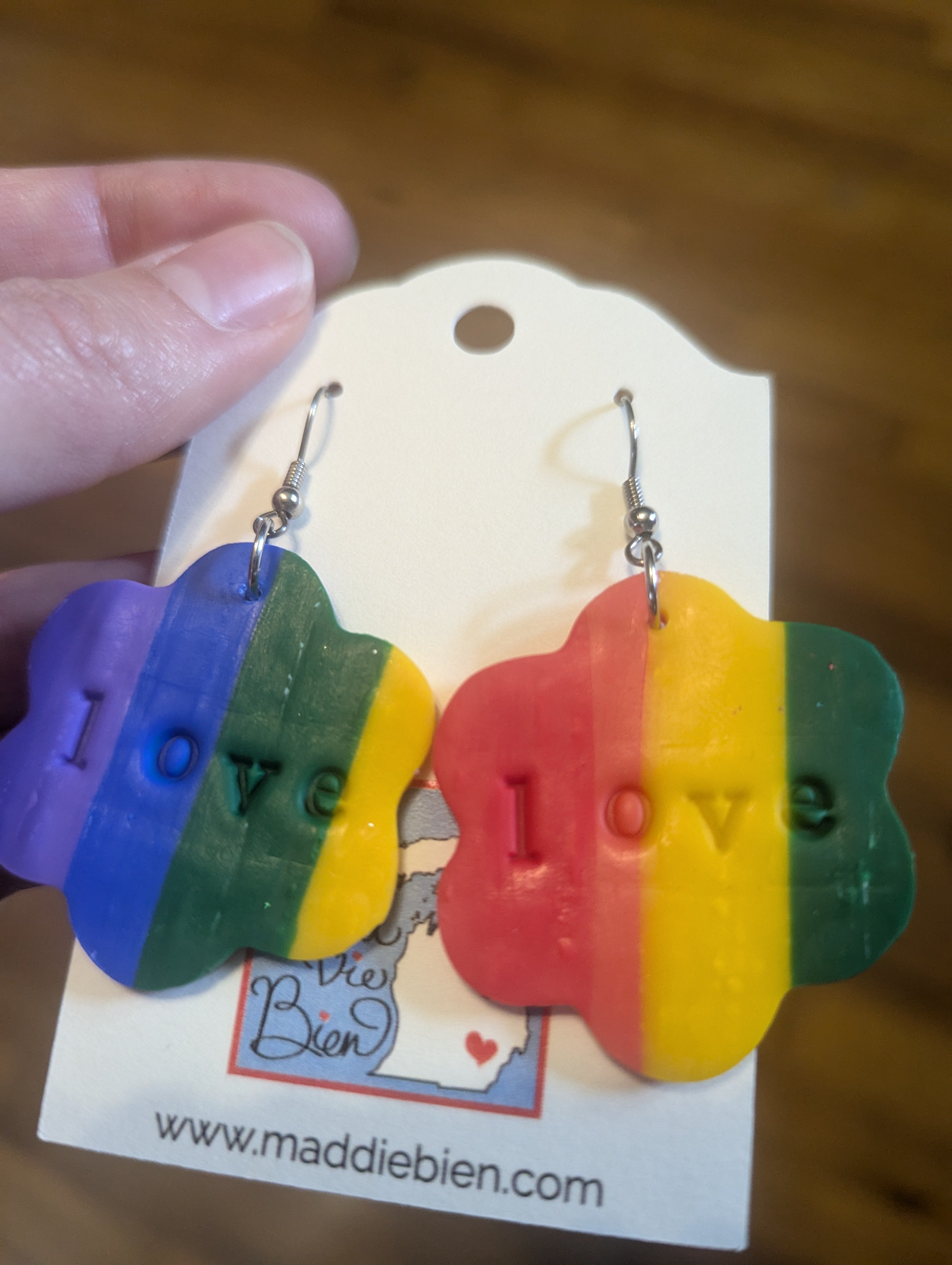 Boucles d'oreilles en argile polymère avec des fleurs arc-en-ciel ! Pour oreilles percées. Bijoux faits main parfaits pour offrir, fabriqués dans le Michigan, aux États-Unis. Colorés !