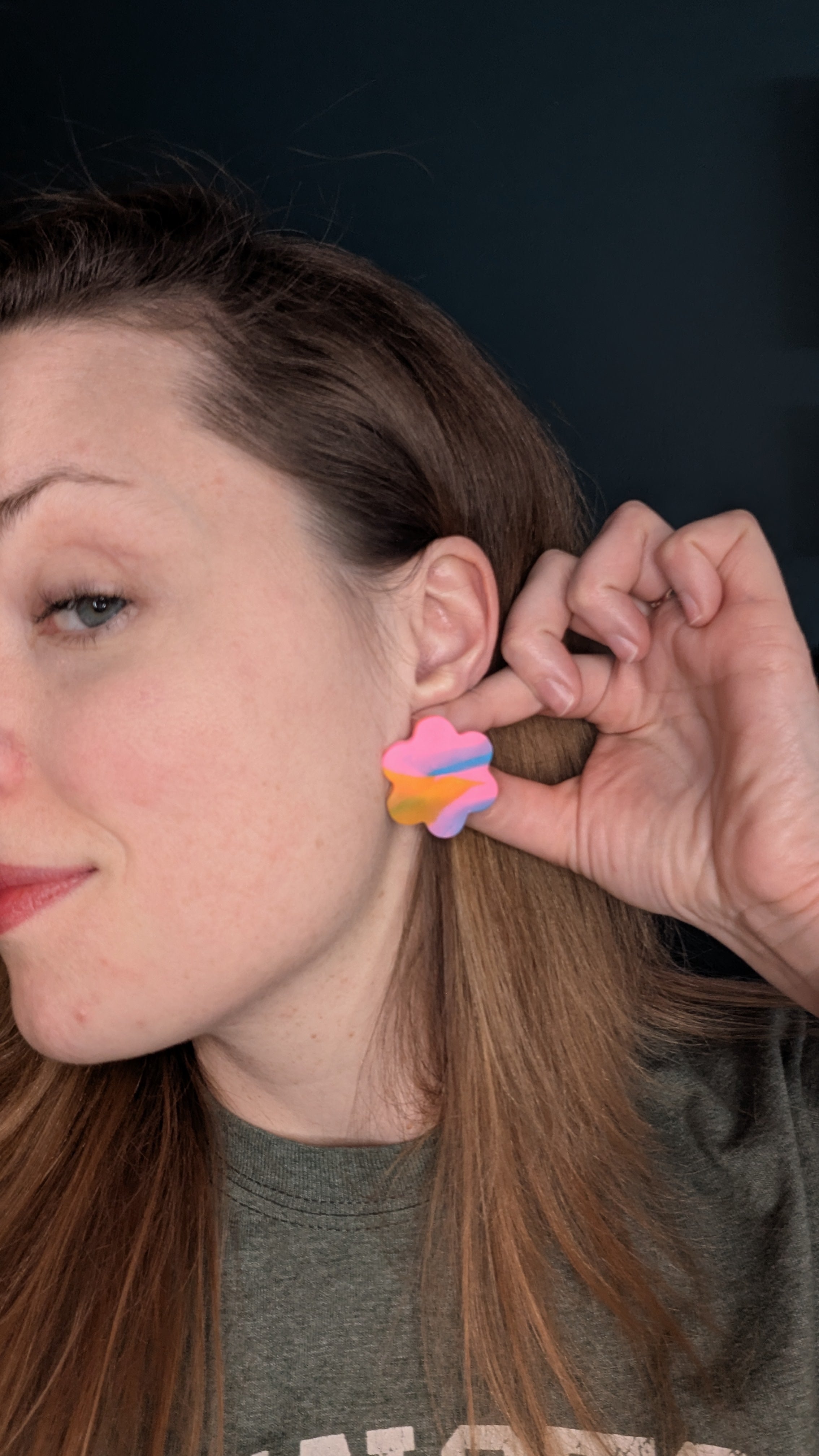 Boucles d'oreilles à tige en forme de fleur aux couleurs vives, pour oreilles percées, bijoux faits main parfaits pour offrir, fabriqués dans le Michigan, États-Unis. Jaune, bleu et rose