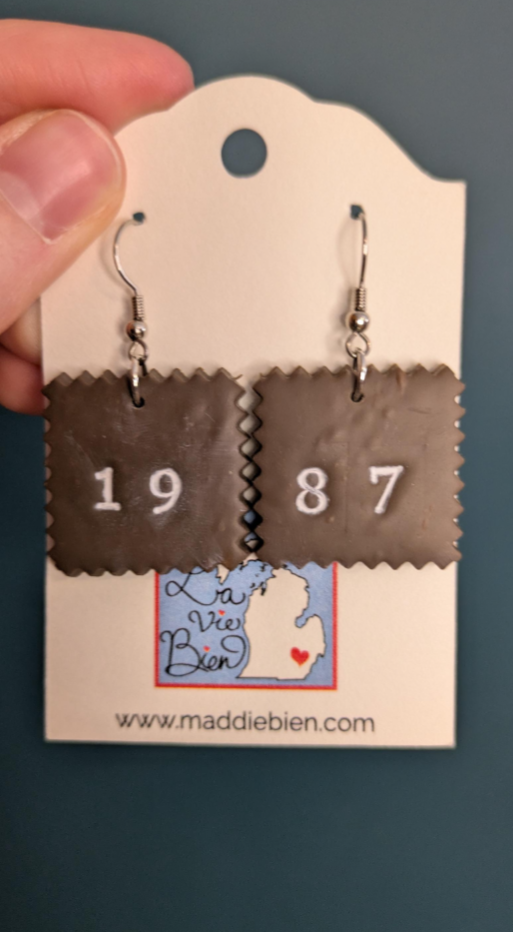 1987 square 80s baby earrings - brown