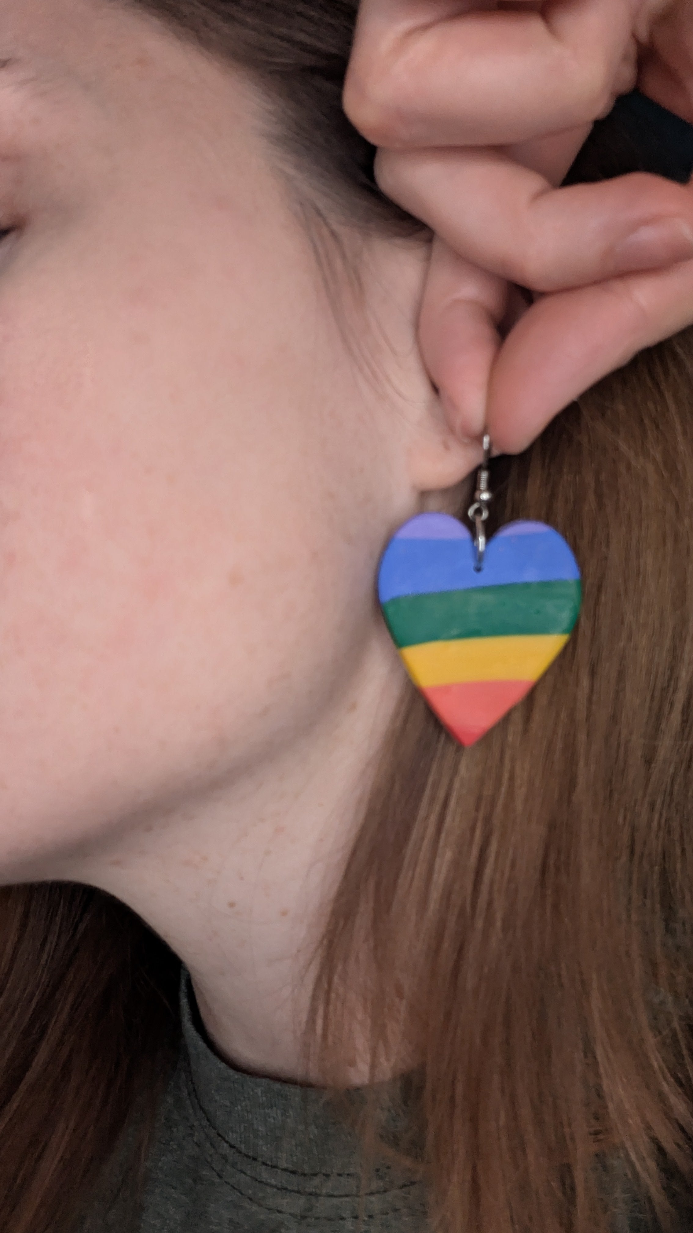 Boucles d'oreilles en pâte polymère en forme de cœur arc-en-ciel, pour oreilles percées. Bijoux faits main parfaits pour offrir, fabriqués dans le Michigan, aux États-Unis ! Colorés ! Dynamiques ! Joyeux