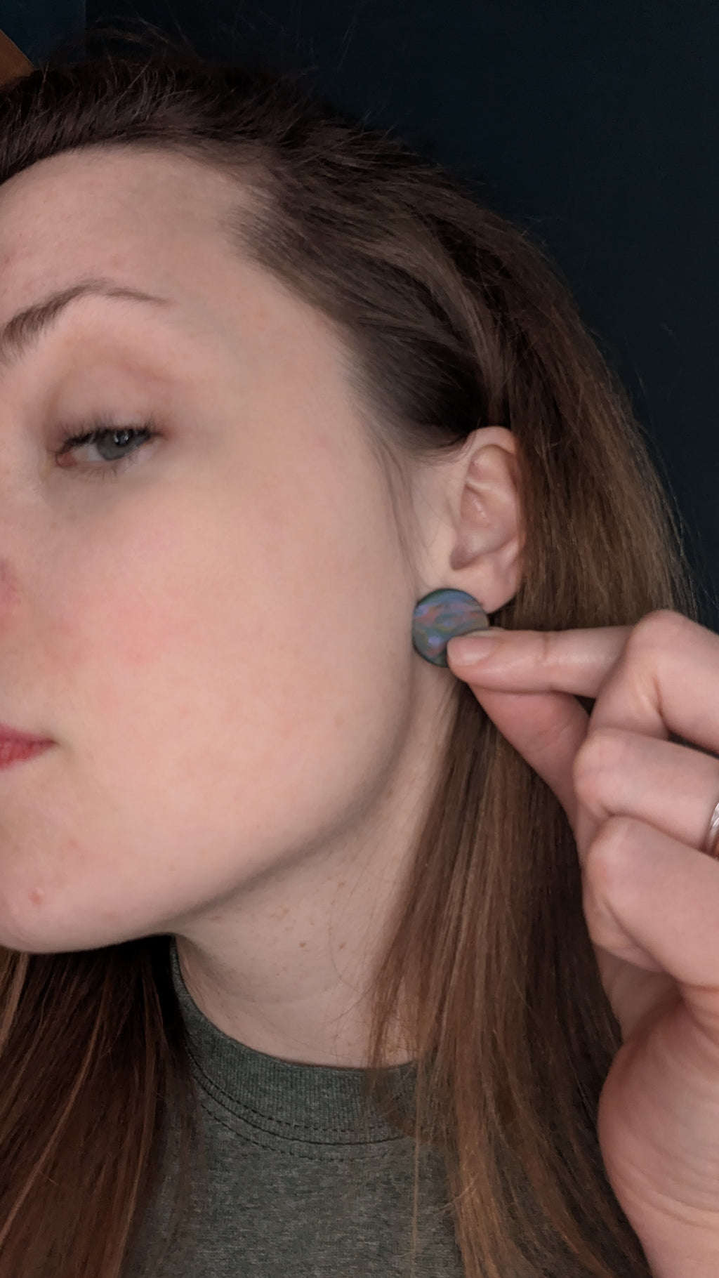 Boucles d'oreilles à tige circulaires en argile polymère arc-en-ciel foncé, bijoux faits à la main parfaits pour offrir, fabriqués dans le Michigan, aux États-Unis. Pour oreilles percées.