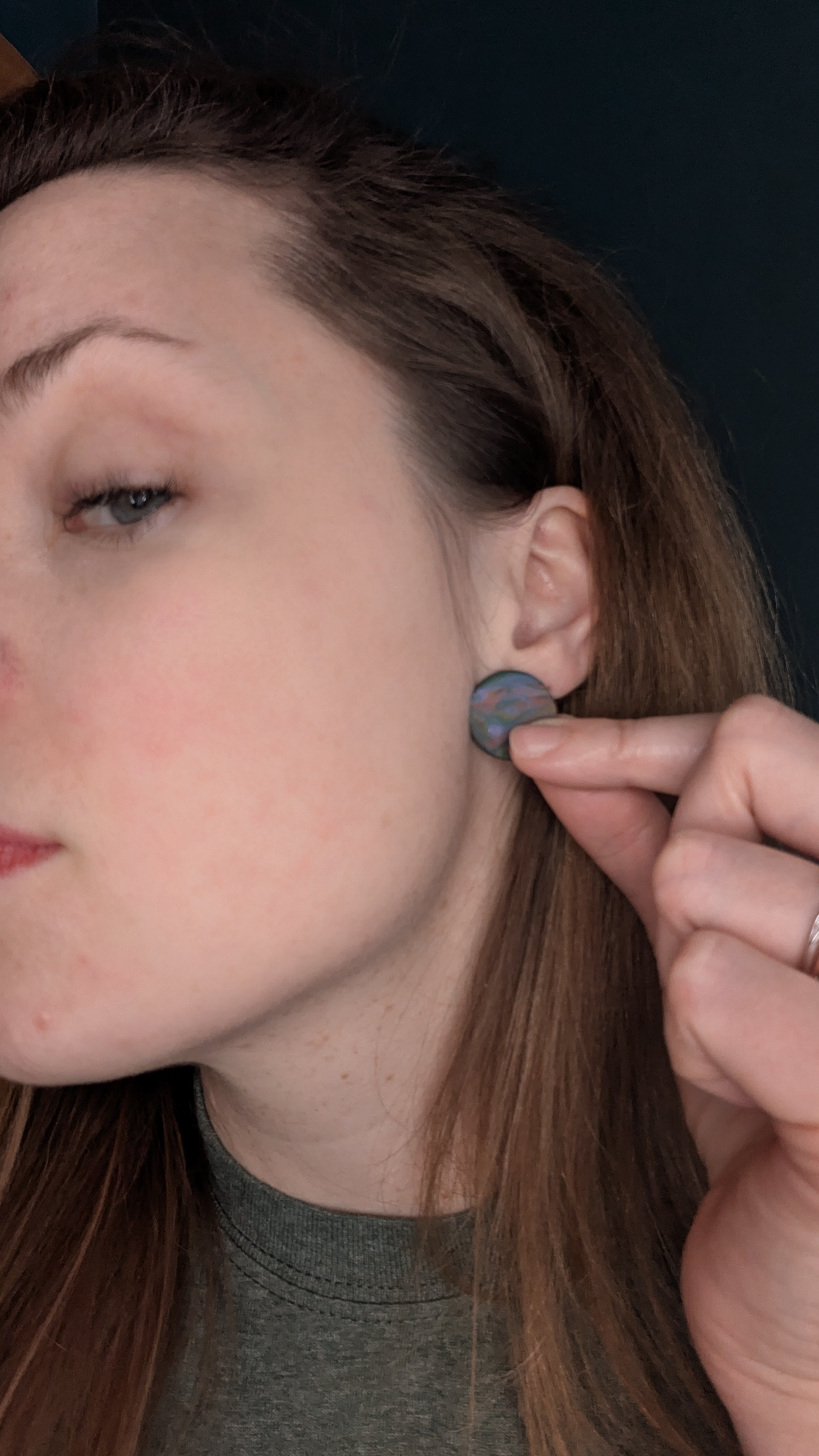 Boucles d'oreilles à tige circulaires en argile polymère arc-en-ciel foncé, bijoux faits à la main parfaits pour offrir, fabriqués dans le Michigan, aux États-Unis. Pour oreilles percées.